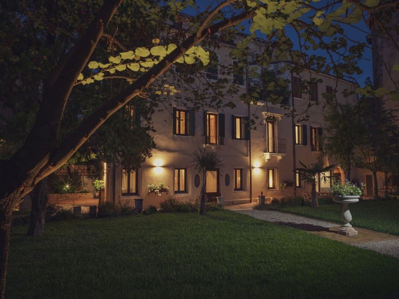 Venice Italy Cruise Port Guide: Everything You Need to Know 13 Cinqueteste Luxury Home at night