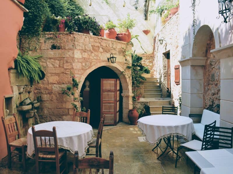 Venice Italy Cruise Port Guide: Everything You Need to Know 9 White table cloths on round tables