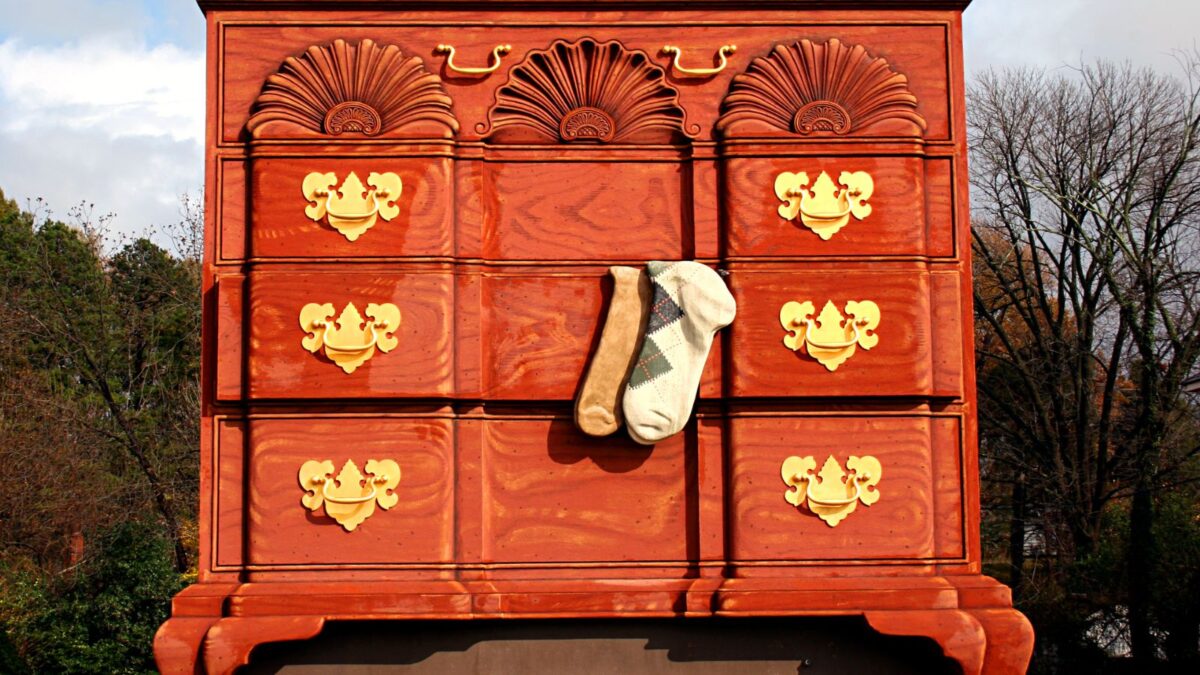 10 Eye-Popping US Roadside Attractions You Need to See! 4 Chest of Drawers