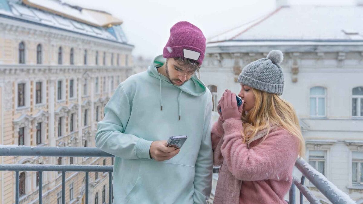 16 Things Women Do That Guys Can't Stand