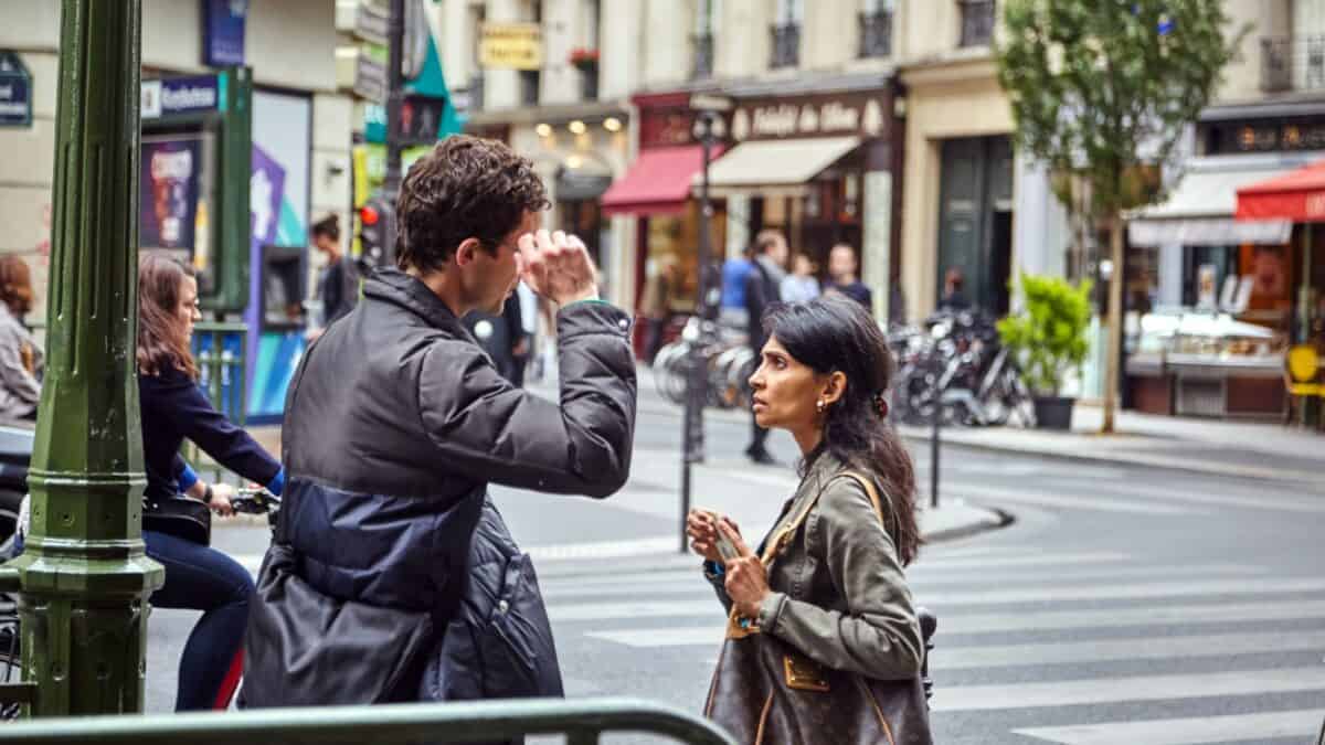 20 Phrases You Should Learn Before You Visit Italy 11 Two people talking beside the street.