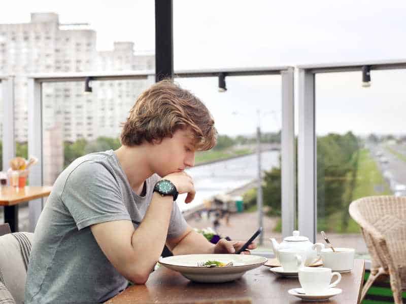 15 Unforgivable Blunders When Dining Out: Don’t Be Caught Making These