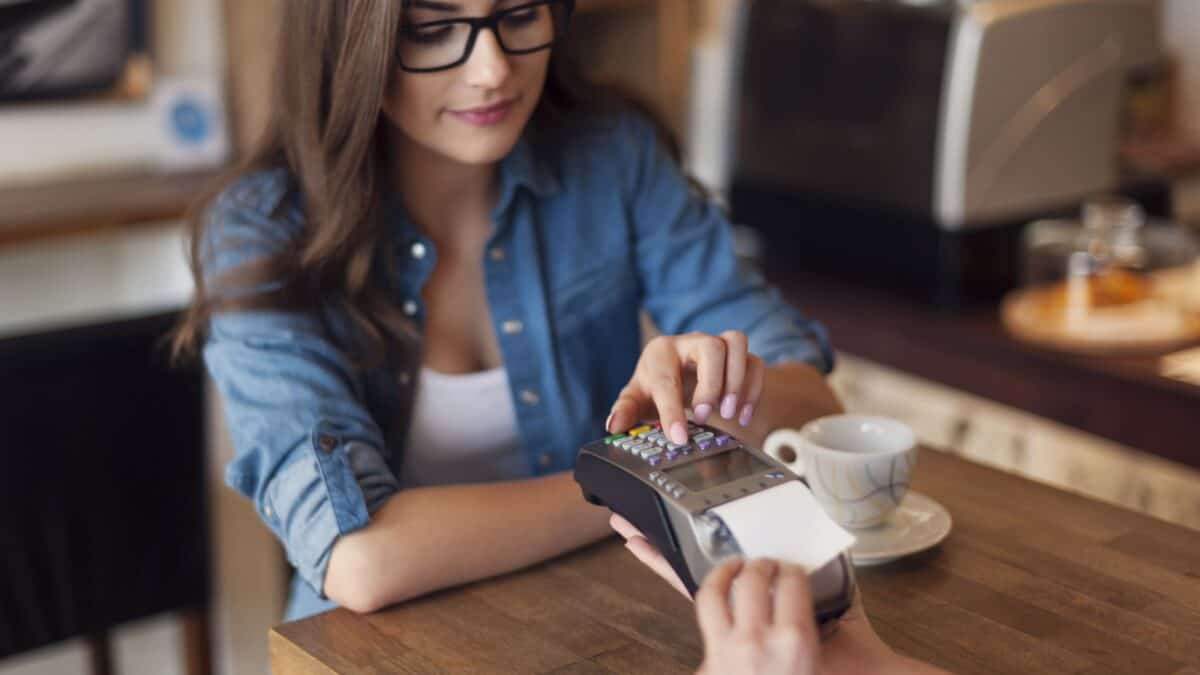 20 Phrases You Should Learn Before You Visit Italy 19 A woman paying through her credit card in a restaurant.
